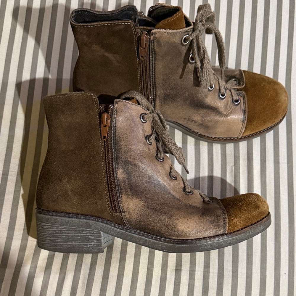 Naot boots
GROOVY